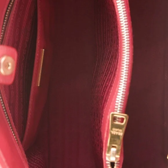 PRADA 😍
Medium Saffiano Lux Open Promenade Tote - Picture 5 of 7